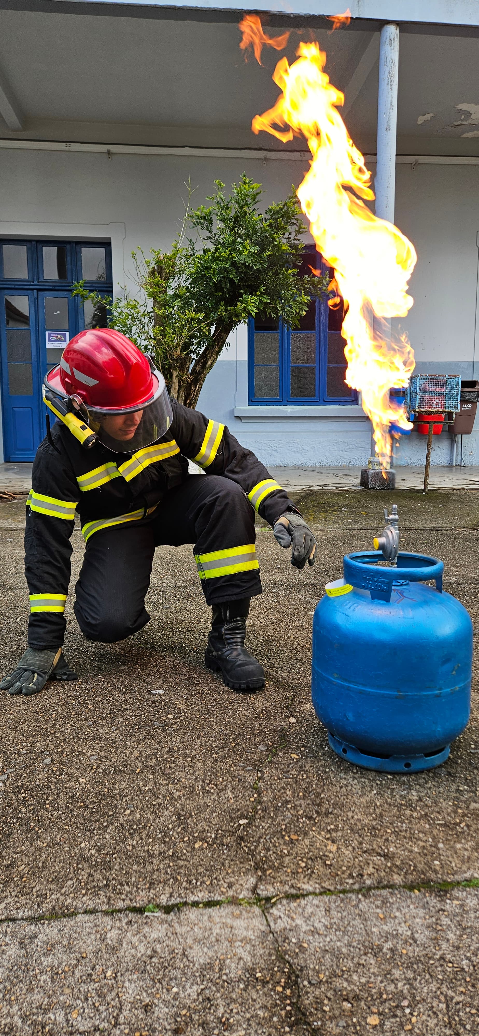 Bombeiros mirins e cadetes em atividade de formação